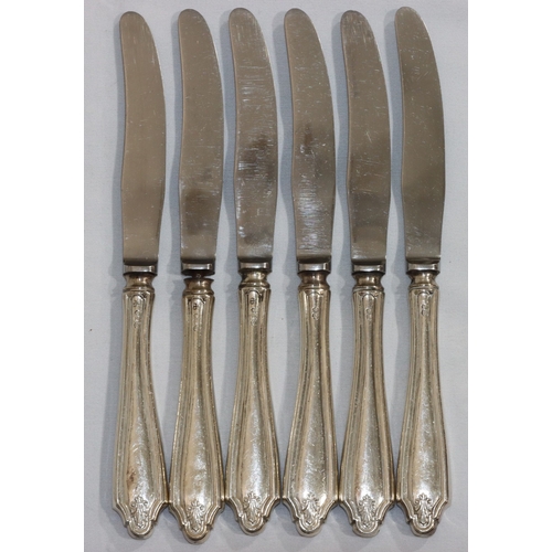 207 - A set of 6 Sheffield silver handled butter knives, in fitted black leather case