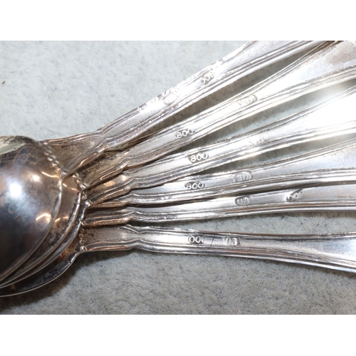 235 - A set of 6 800 silver coloured metal coffee spoons, 1.4oz (boxed)