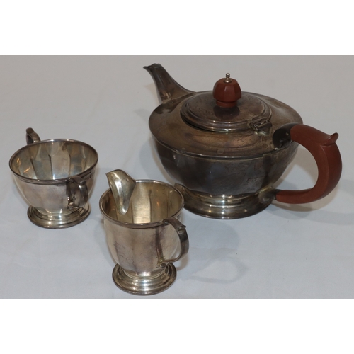 256 - A 3-piece Sheffield silver Mappin & Webb round bulbous tea service with chamfer decoration, comprisi... 