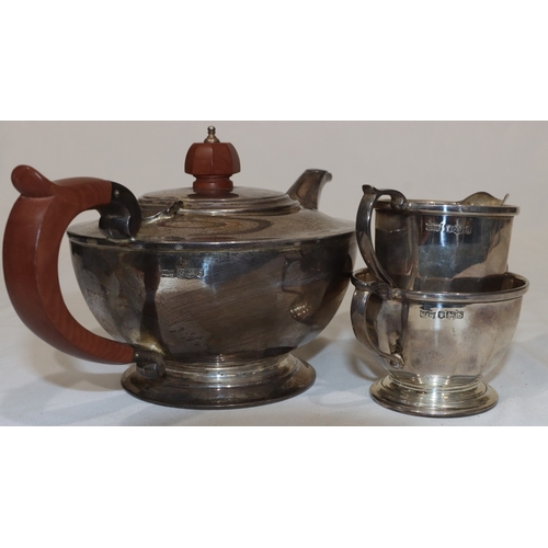 256 - A 3-piece Sheffield silver Mappin & Webb round bulbous tea service with chamfer decoration, comprisi... 