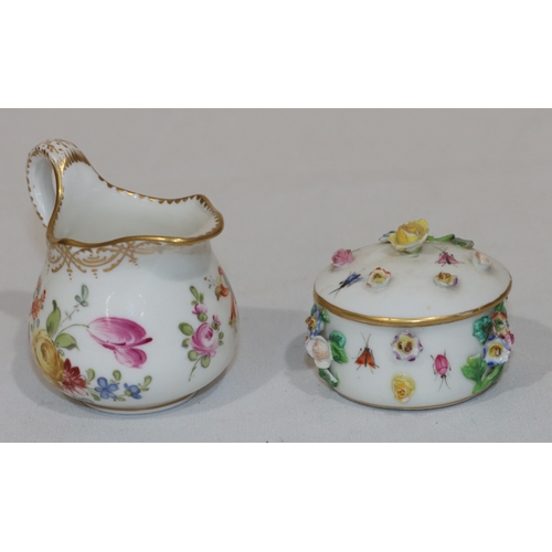 84 - A Meissen small round lidded trinket box with encrusted floral and painted inset decoration, 5.5cm w... 