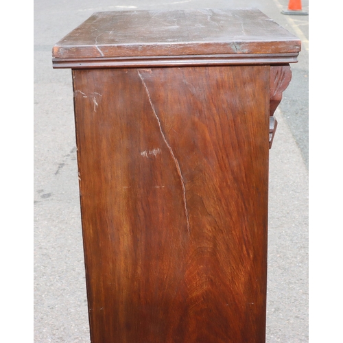 919 - A Victorian walnut Wellington chest with 7 graduated drawers with wood knob handles and lockable sid... 