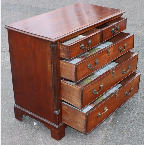 928 - A George III mahogany small straight front chest of drawers with 2 short and 3 long graduated drawer... 