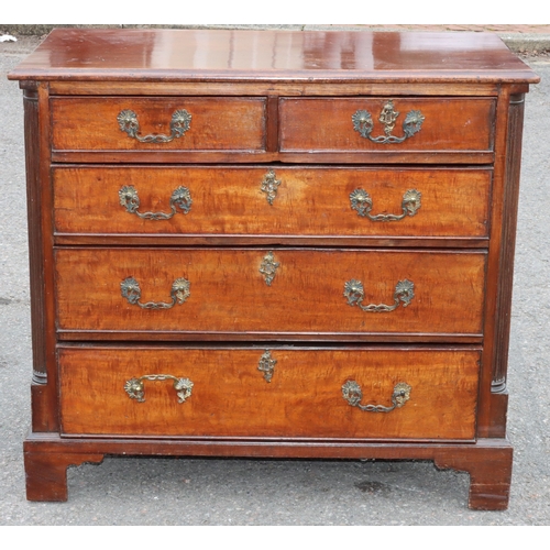 928 - A George III mahogany small straight front chest of drawers with 2 short and 3 long graduated drawer... 