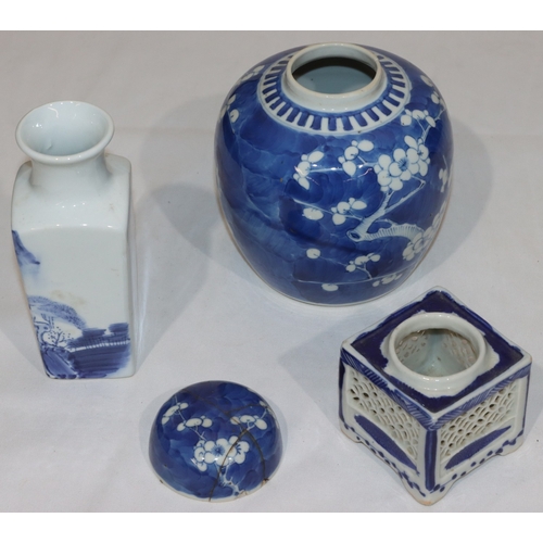 111 - A 19th Century blue and white ginger jar with cover (cover a/f) with branch and blossom decoration, ... 