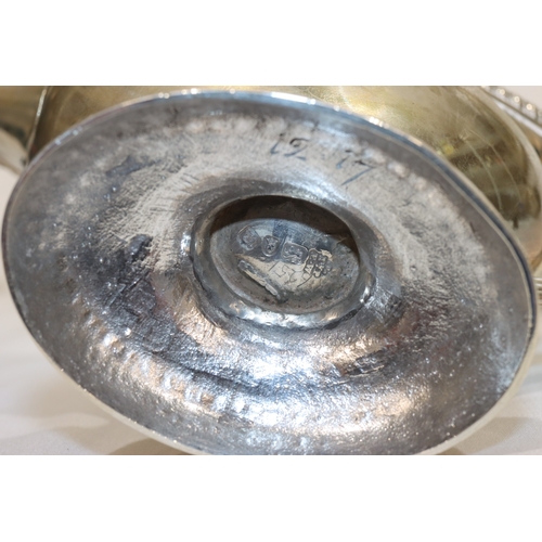 203 - An early George III silver oval sauce boat with gadroon rim, reeded handle, on oval splayed base, en... 