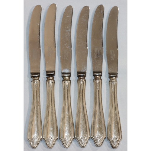 207 - A set of 6 Sheffield silver handled butter knives, in fitted black leather case