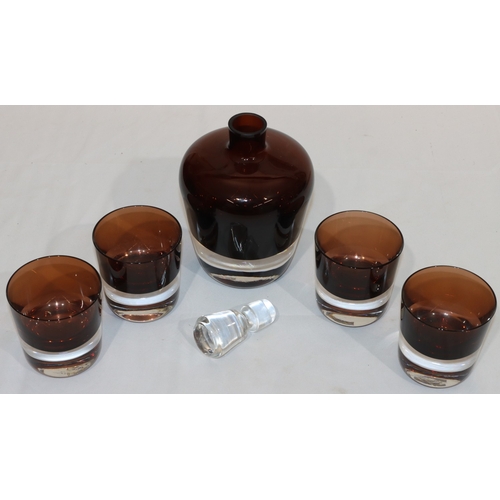 21 - A heavy 70's brown and clear glass decanter with stopper, 23.5cm high and 4 matching tumblers (5)