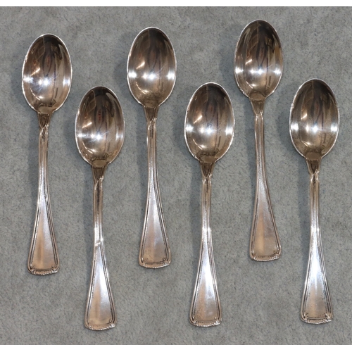 235 - A set of 6 800 silver coloured metal coffee spoons, 1.4oz (boxed)