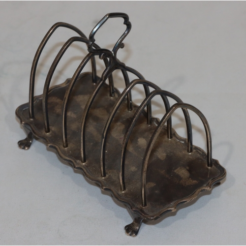 244 - A George V silver rectangular toast rack with centre carrying handle on splayed claw feet, 15cm wide... 