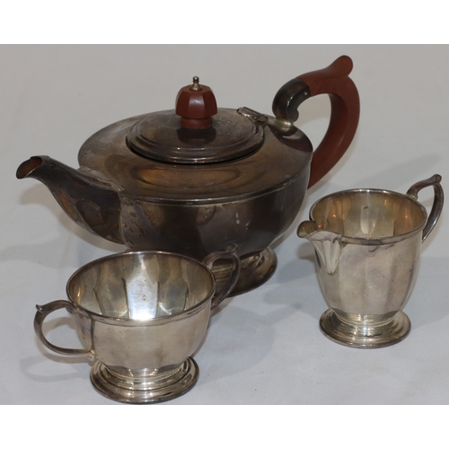 256 - A 3-piece Sheffield silver Mappin & Webb round bulbous tea service with chamfer decoration, comprisi... 