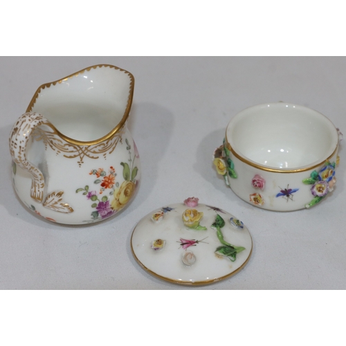 84 - A Meissen small round lidded trinket box with encrusted floral and painted inset decoration, 5.5cm w... 