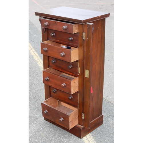 919 - A Victorian walnut Wellington chest with 7 graduated drawers with wood knob handles and lockable sid... 