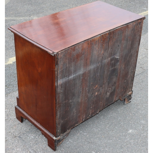 928 - A George III mahogany small straight front chest of drawers with 2 short and 3 long graduated drawer... 