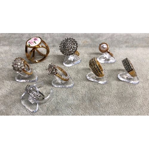 3331 - 8 various gilt rings.