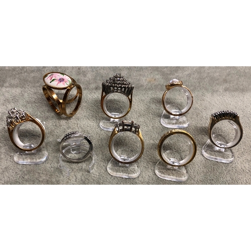 3331 - 8 various gilt rings.