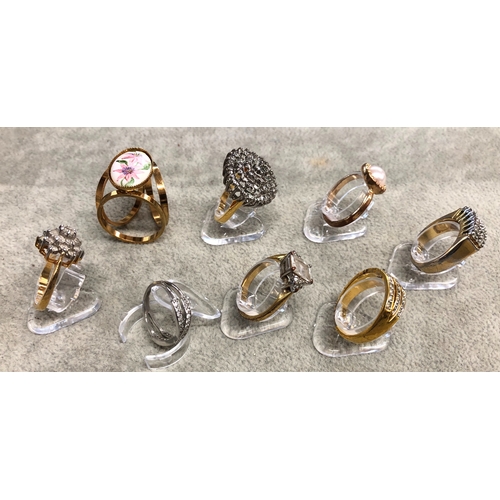 3331 - 8 various gilt rings.