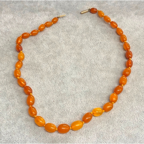 3333 - An amber necklace 41cm long. 13.4 grams gross.