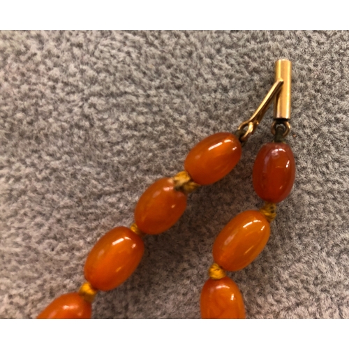 3333 - An amber necklace 41cm long. 13.4 grams gross.