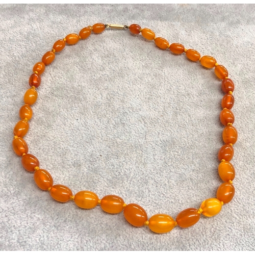 3333 - An amber necklace 41cm long. 13.4 grams gross.