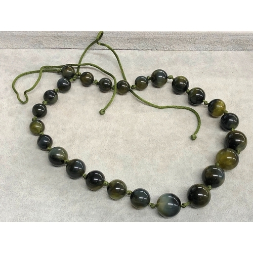 3336 - A green Bakelite bead necklace, 60cm long.