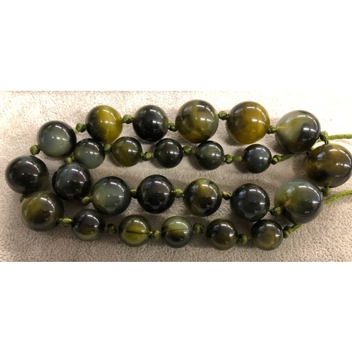 3336 - A green Bakelite bead necklace, 60cm long.