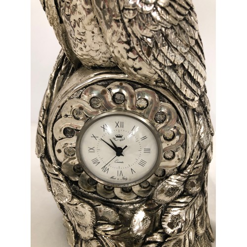 6056 - A heavy silver-coloured ornate clock in the form of 2 peacocks with central Quartz battery operated ... 