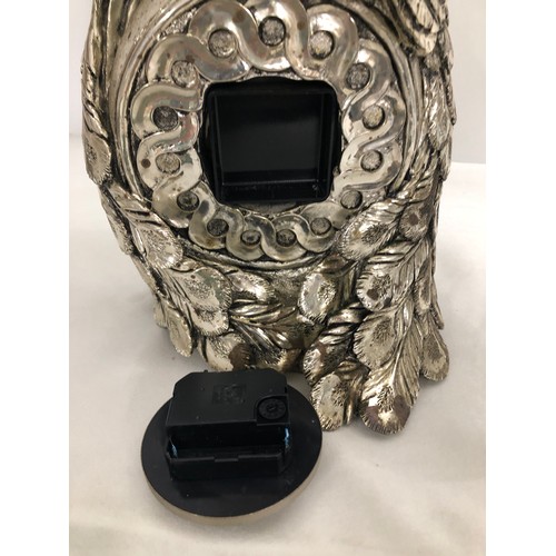 6056 - A heavy silver-coloured ornate clock in the form of 2 peacocks with central Quartz battery operated ... 