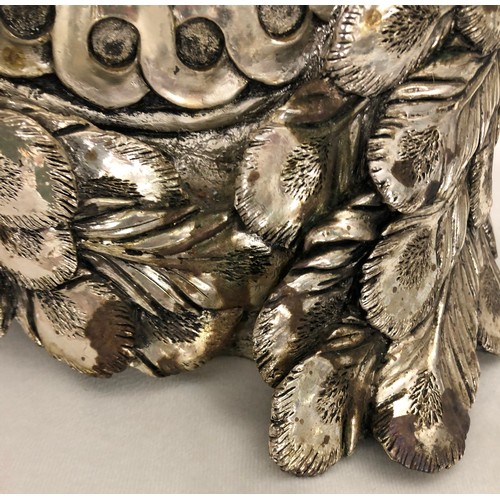 6056 - A heavy silver-coloured ornate clock in the form of 2 peacocks with central Quartz battery operated ... 