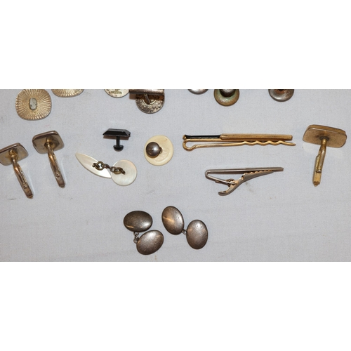 290 - A pair plain oval silver gentlemen's cufflinks and a small quantity of various other cufflinks etc.
