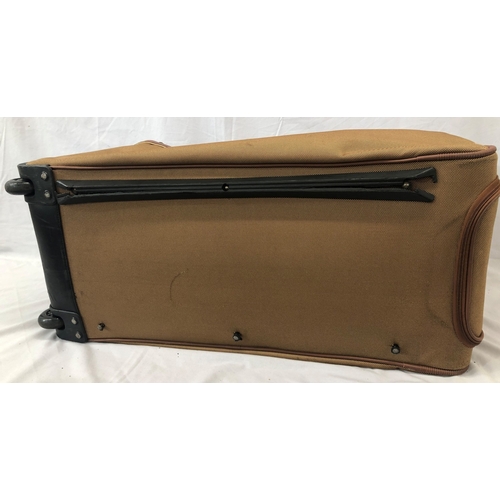 7012 - A Longchamp large wheeled travel bag, 71cm long, 33cm deep, 41cm high.