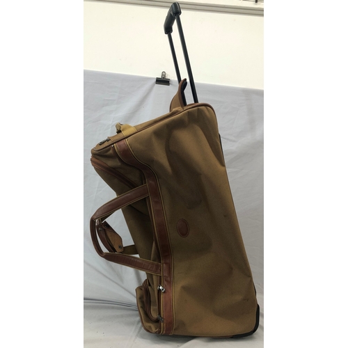 7012 - A Longchamp large wheeled travel bag, 71cm long, 33cm deep, 41cm high.