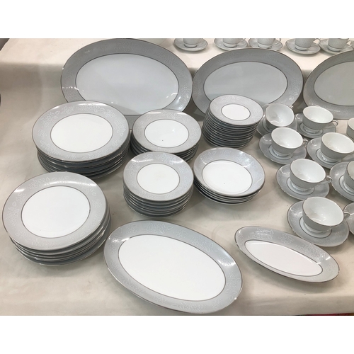 7044 - A large Noritake Damask service, 7 x 26.5cm plates, 6 x 23cm plates, 6 x 21cm plates, 8 x 18cm plate... 