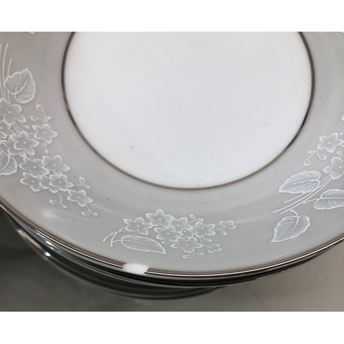 7044 - A large Noritake Damask service, 7 x 26.5cm plates, 6 x 23cm plates, 6 x 21cm plates, 8 x 18cm plate... 