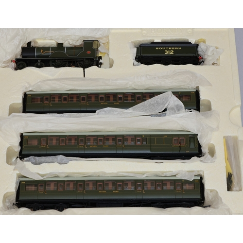 A Hornby R2815 (limited edition) Southern Suburban 1938 Train Pack ...