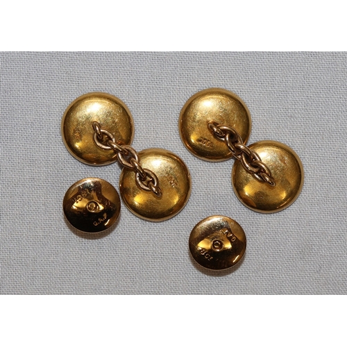 462 - A pair of 18ct gold and Mother of Pearl gentlemen's cufflinks with a pair of matching dress studs (a... 