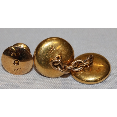 462 - A pair of 18ct gold and Mother of Pearl gentlemen's cufflinks with a pair of matching dress studs (a... 