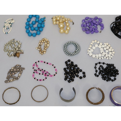 481 - A quantity of various costume and other jewellery