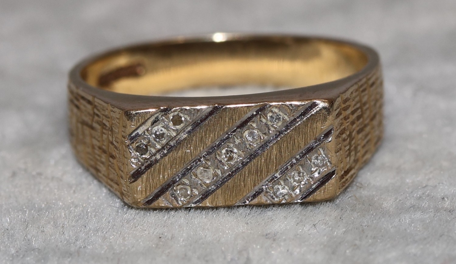 A 9ct gold gentlemen's ring set with 11 small diamond chips, Size V/W ...