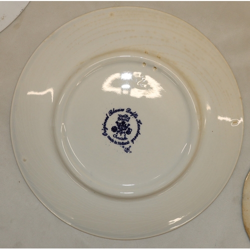 3004 - A quantity of blue and white china including a pair of Gladstone Pottery Museum Willow plates, 22.5c... 