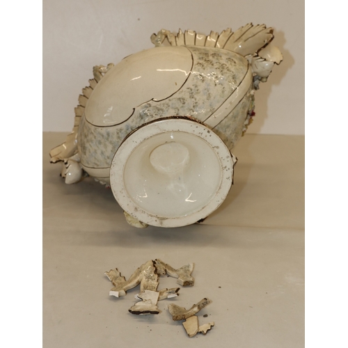 3015 - A large 2-handled Majolica jardiniere (damage all around and some loose parts), 35cm high, a set of ... 