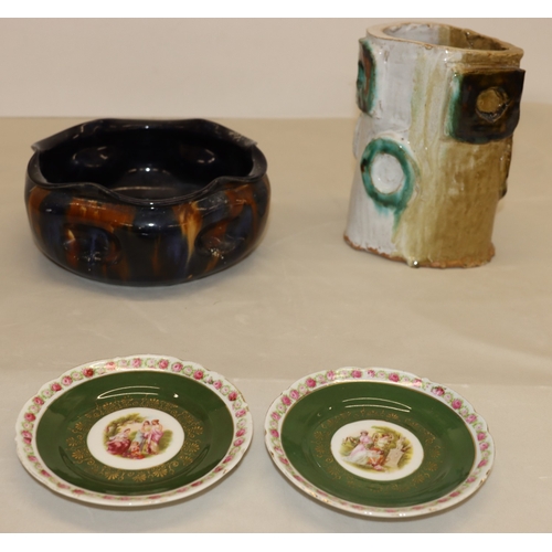3015 - A large 2-handled Majolica jardiniere (damage all around and some loose parts), 35cm high, a set of ... 
