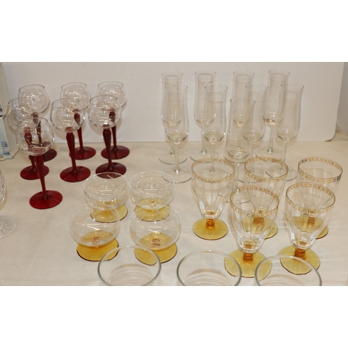 3017 - A quantity of various glasses and 1 bowl.