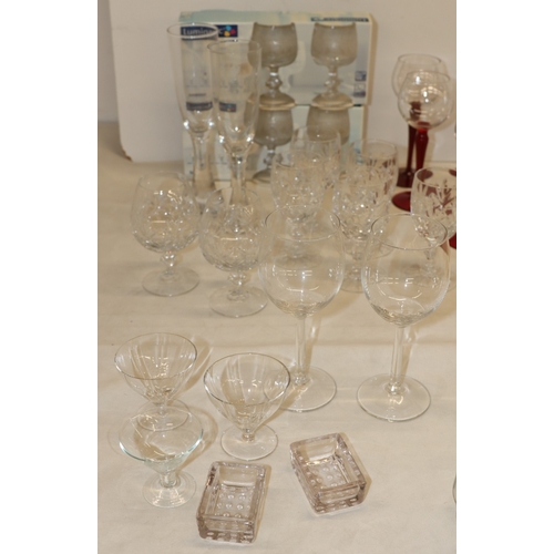 3017 - A quantity of various glasses and 1 bowl.