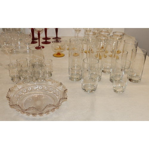 3017 - A quantity of various glasses and 1 bowl.