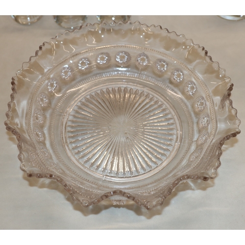 3017 - A quantity of various glasses and 1 bowl.