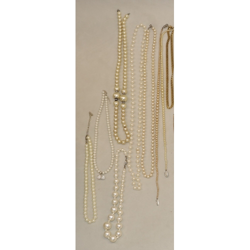 3021 - A quantity of costume jewellery necklaces.