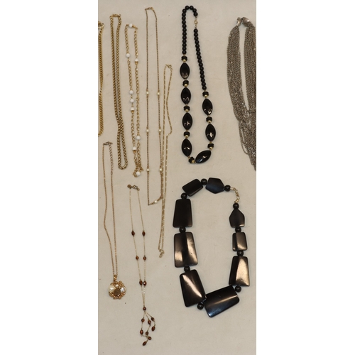 3021 - A quantity of costume jewellery necklaces.