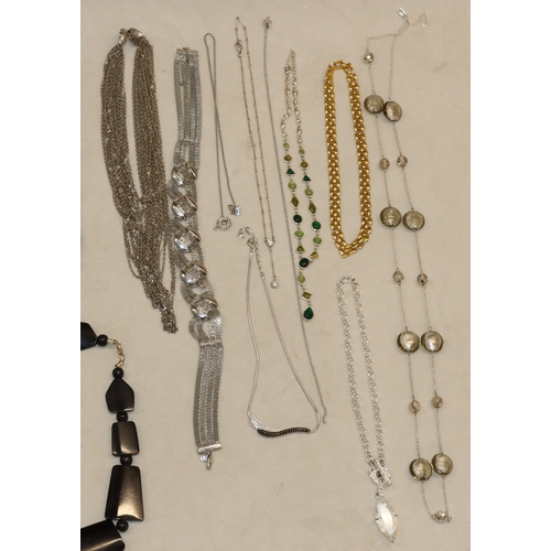 3021 - A quantity of costume jewellery necklaces.