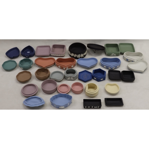 3024 - A quantity of various Wedgwood trinket boxes.